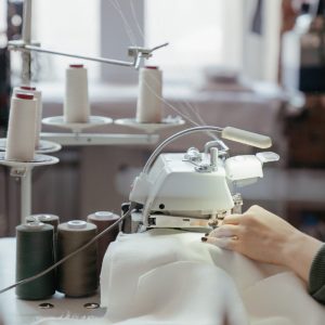 Maquina de coser siendo utilizada