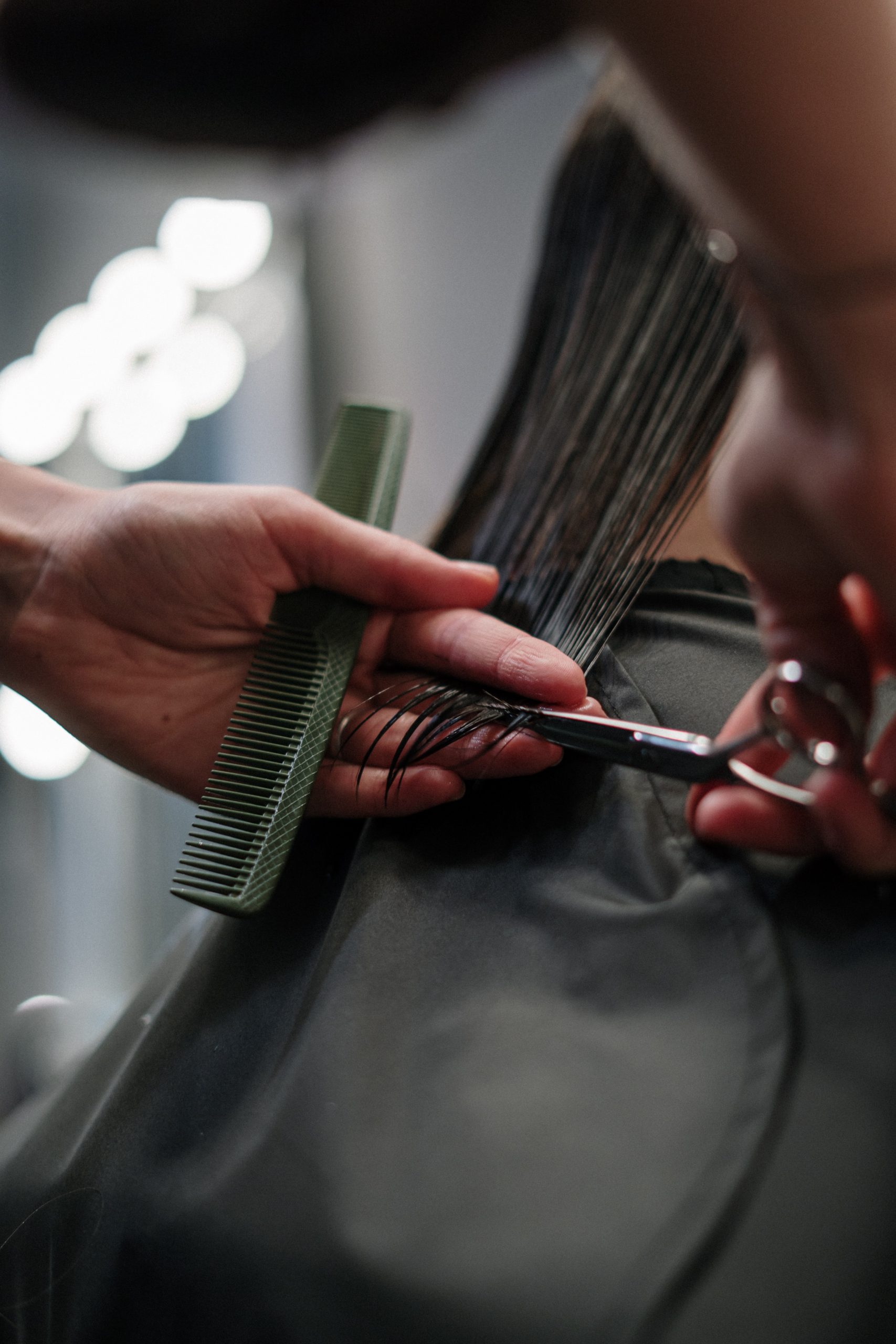 Peluquera cortando puntas