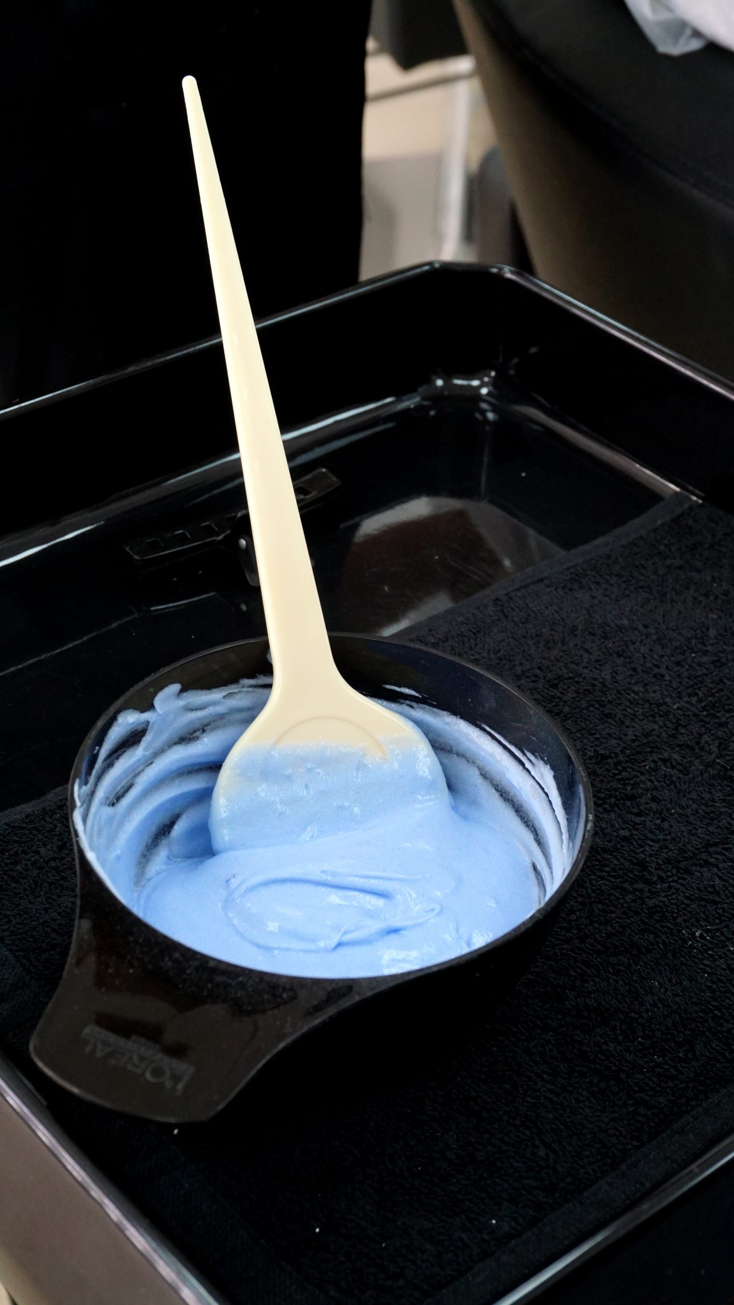 Mezcla hecha para tintar el cabello en bol negro