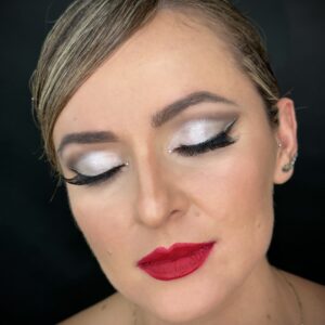 Maquillaje para boda, ojos plateados y labios rojos