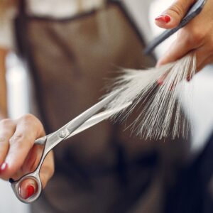 Peluquera cortando puntas de cabello