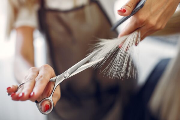 Peluquera cortando puntas de cabello