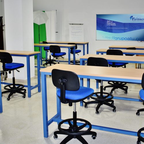 Aula con sillas y mesas